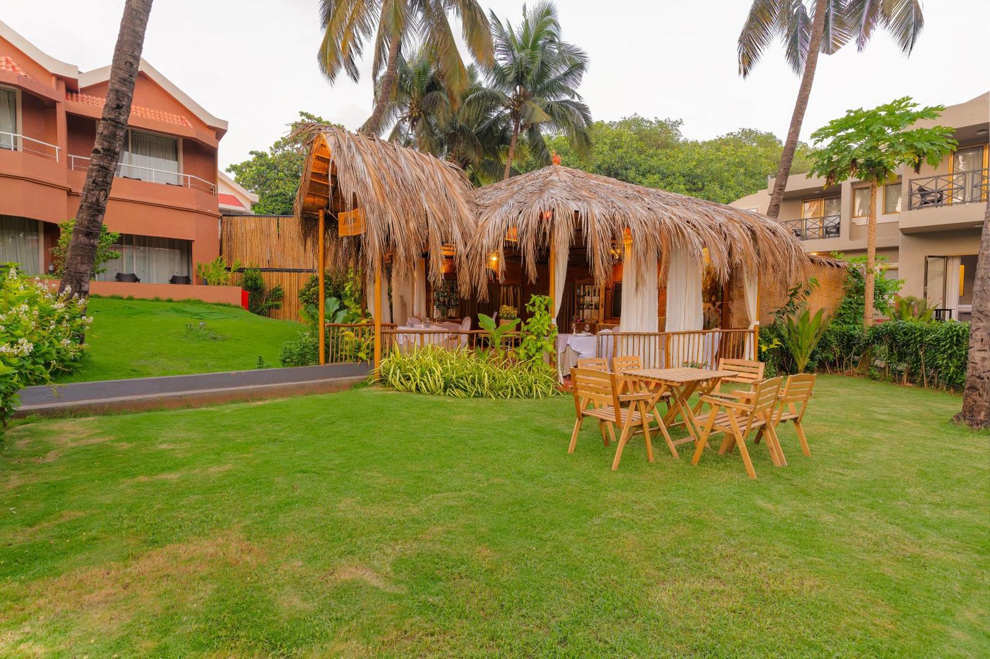 Whispering Palms Beach Resort Кандолім Екстер'єр фото