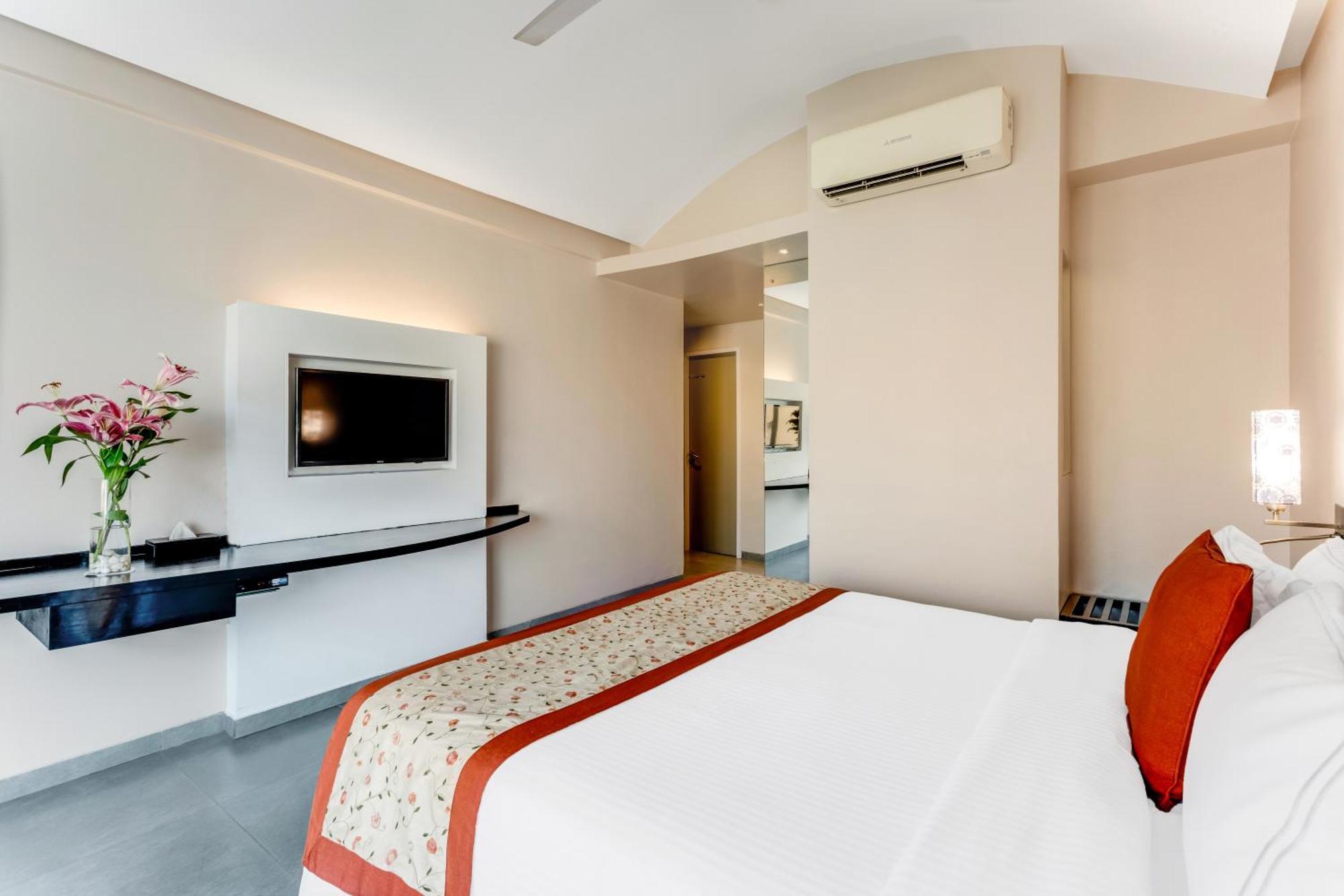 Whispering Palms Beach Resort Кандолім Екстер'єр фото